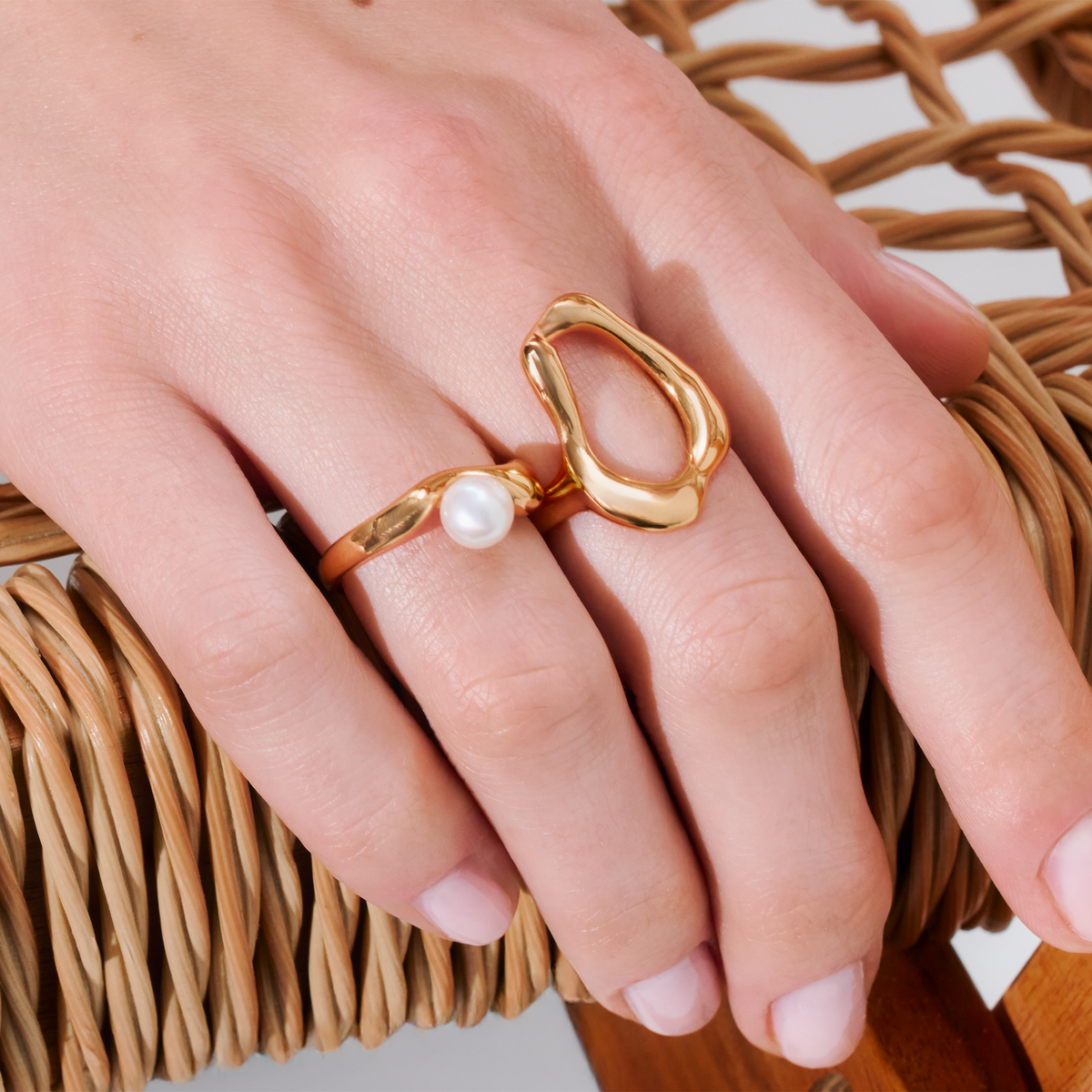 THOMAS SABO Wavy Ring with Freshwater Pearl in Gold